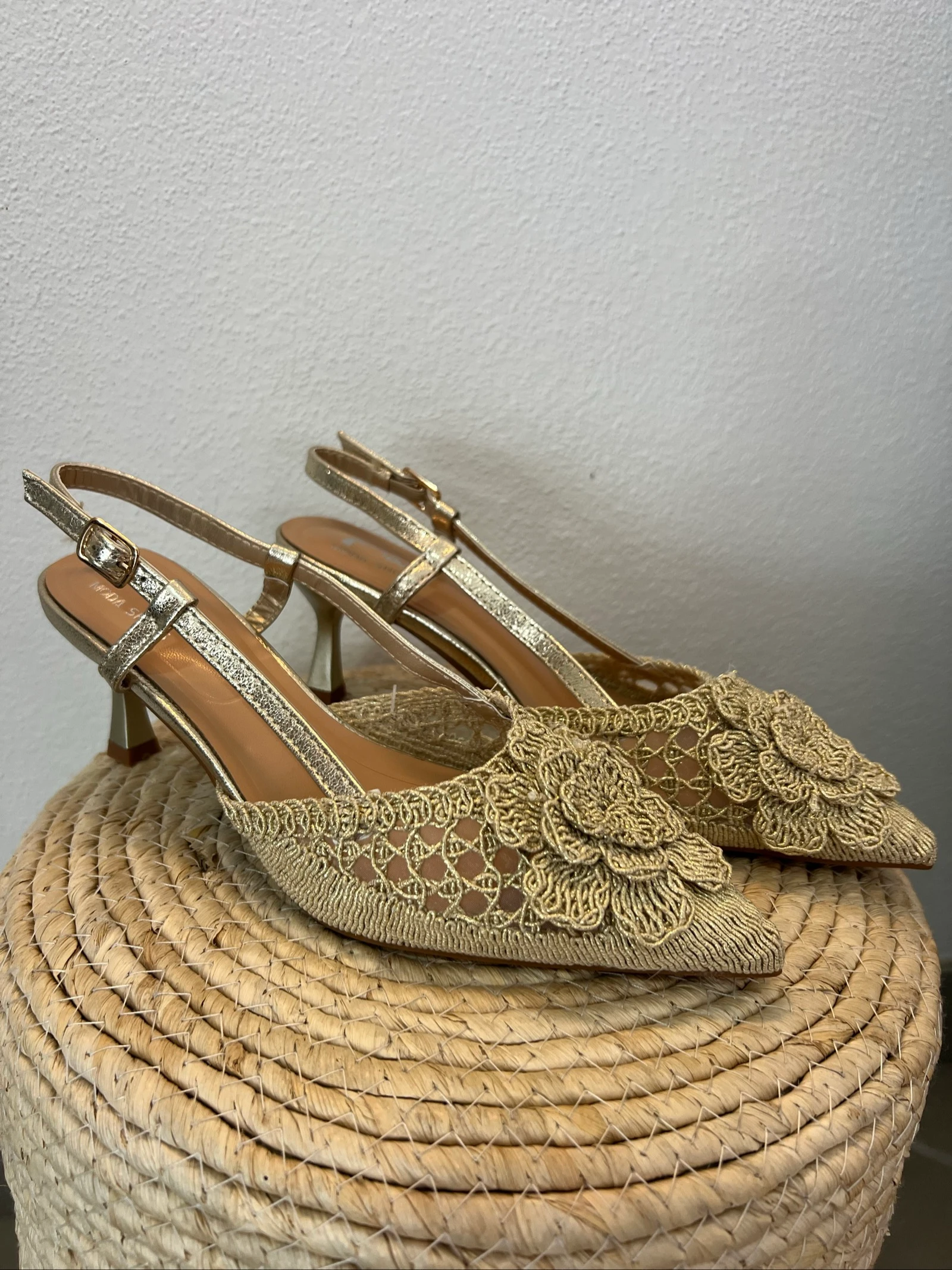 💛 Sapatos de salto dourados com renda floral – Tamanho 38 💛